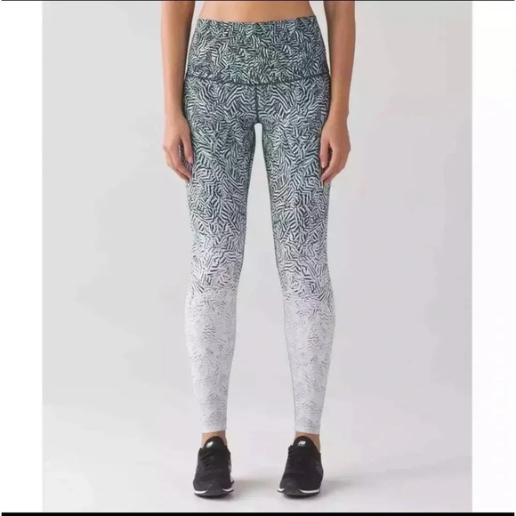 Lululemon‎ wunder under - Picture 1 of 4